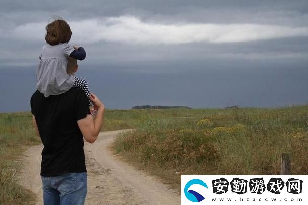爸爸大勇和女兒小芳的背景故事