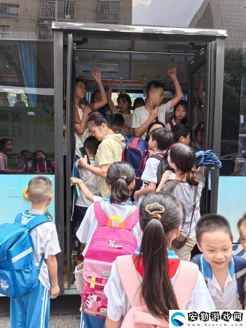 公交車上C了兩個小學生