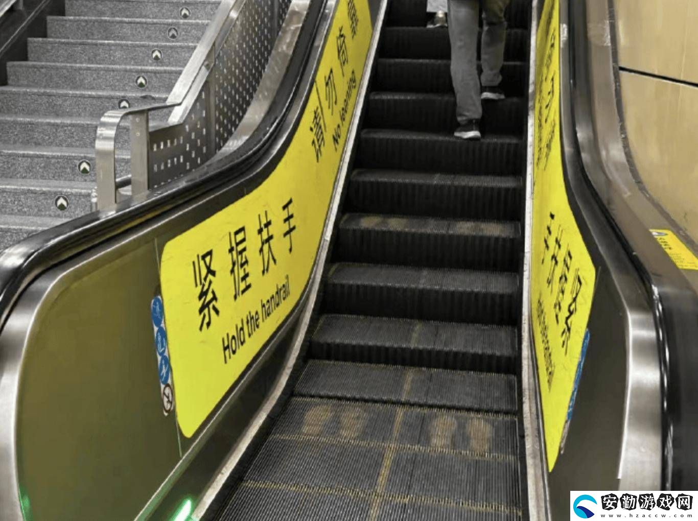 北京地鐵扶梯新標(biāo)識(shí)引導(dǎo)乘客站穩(wěn)扶好